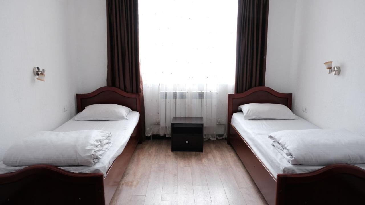 Apple Hostel ビシュケク エクステリア 写真