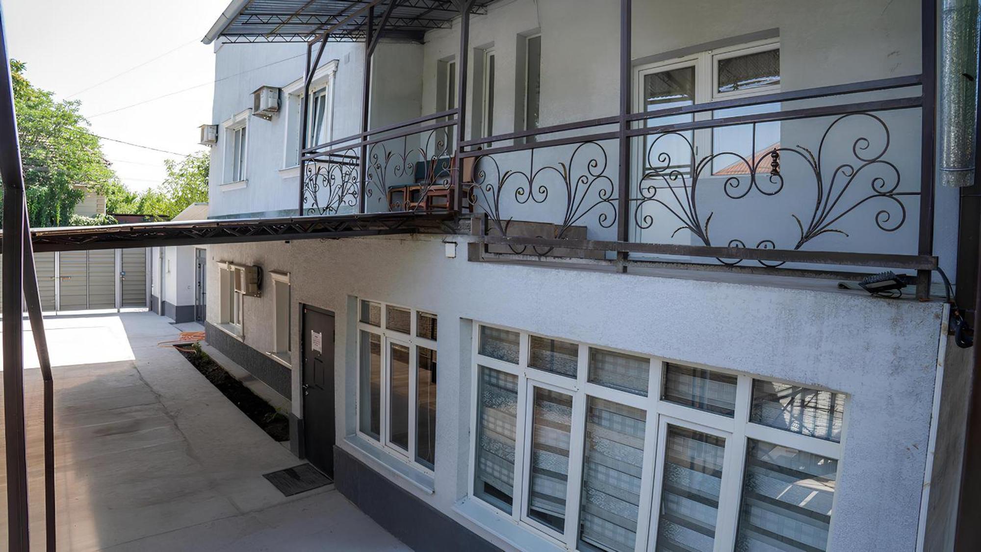 Apple Hostel ビシュケク エクステリア 写真