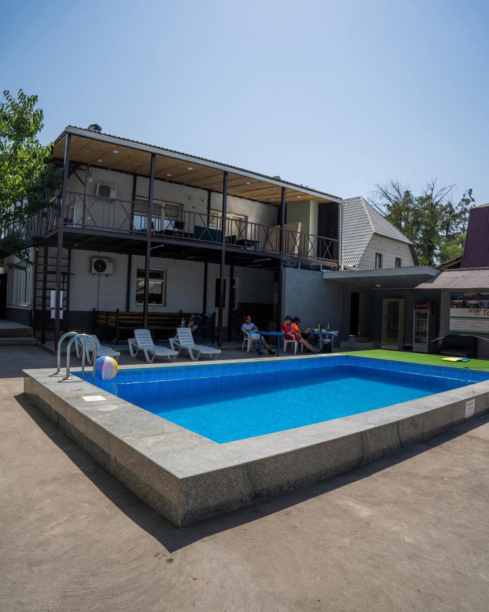 Apple Hostel ビシュケク エクステリア 写真