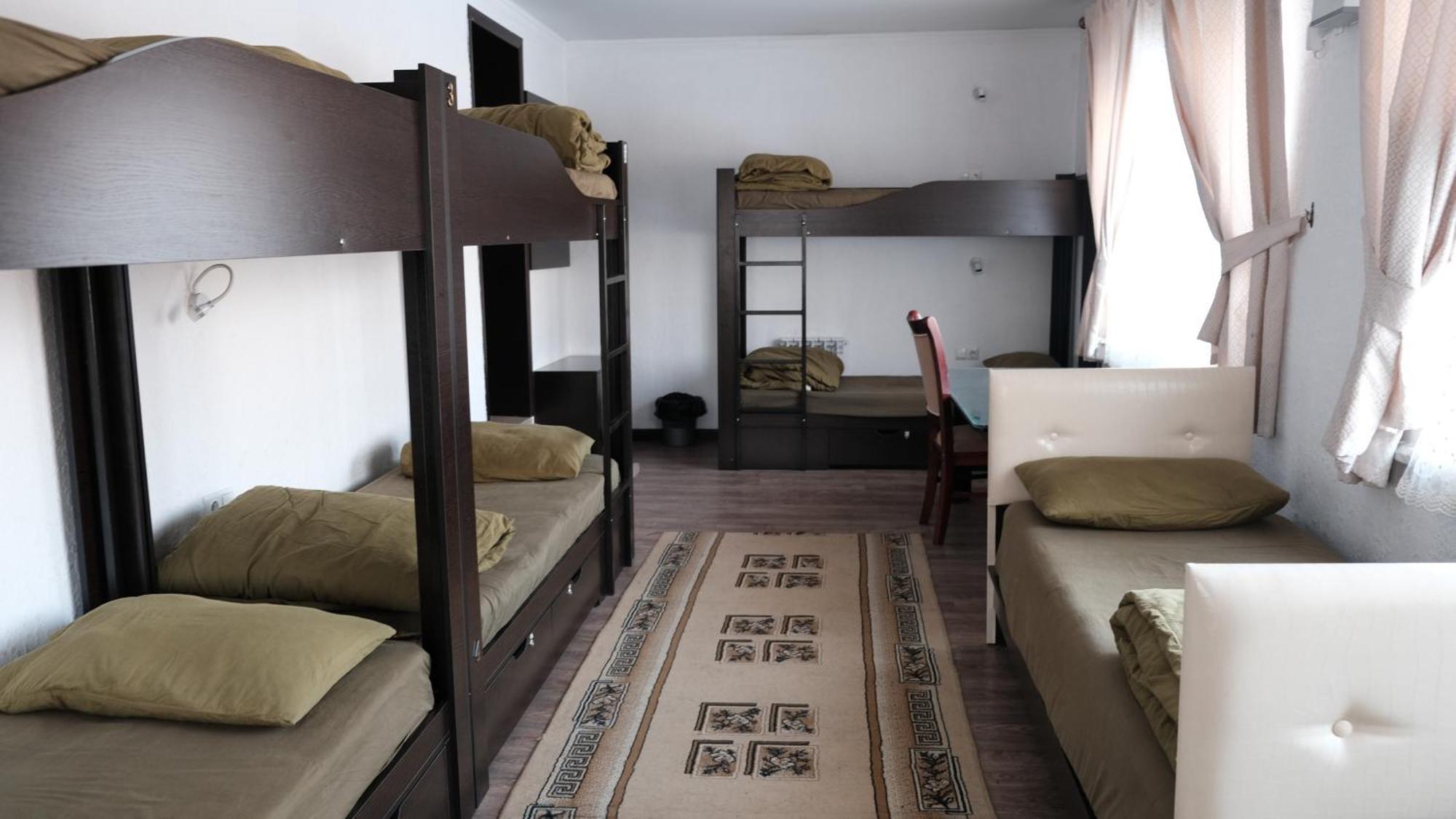 Apple Hostel ビシュケク エクステリア 写真