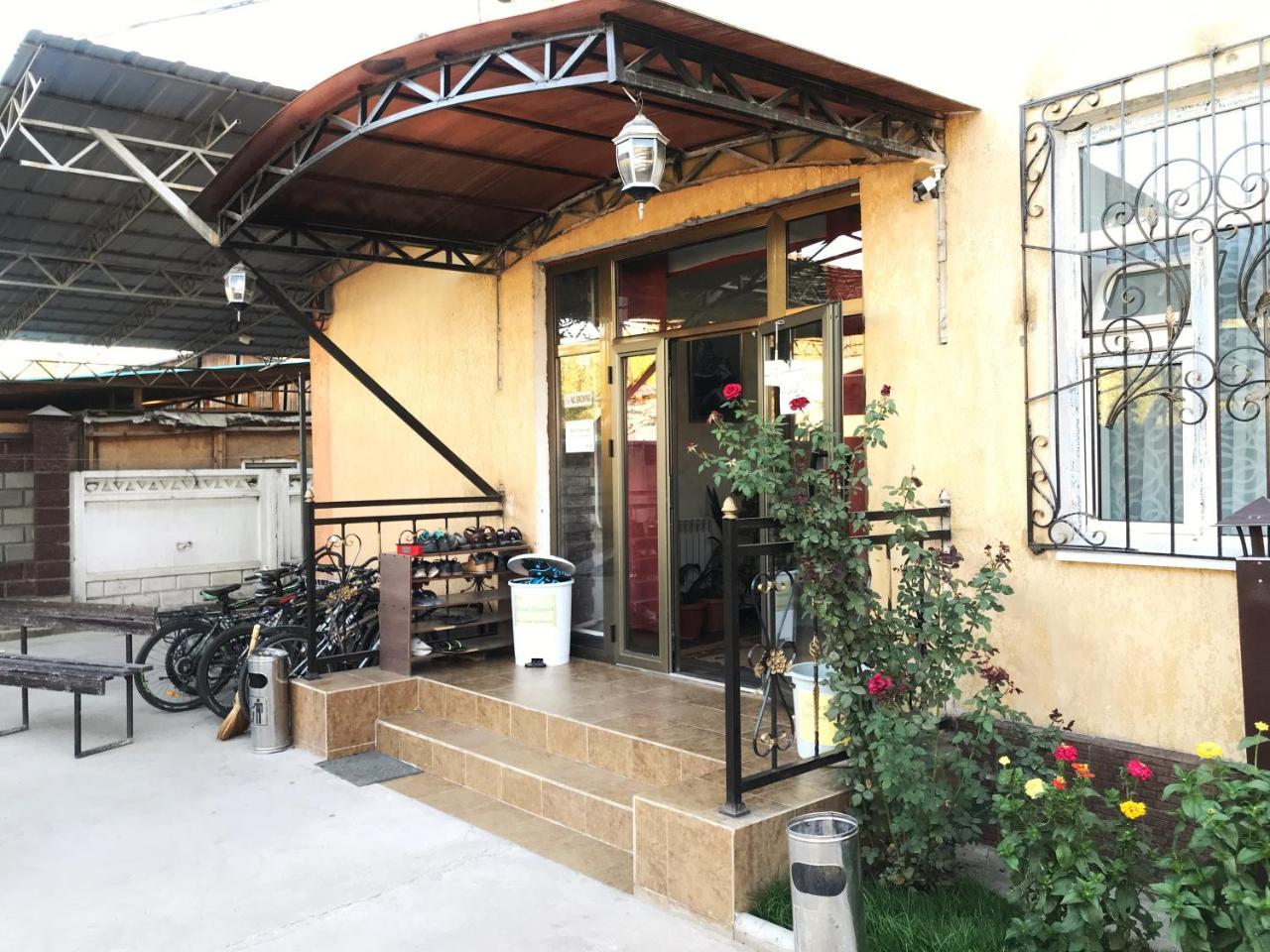 Apple Hostel ビシュケク エクステリア 写真